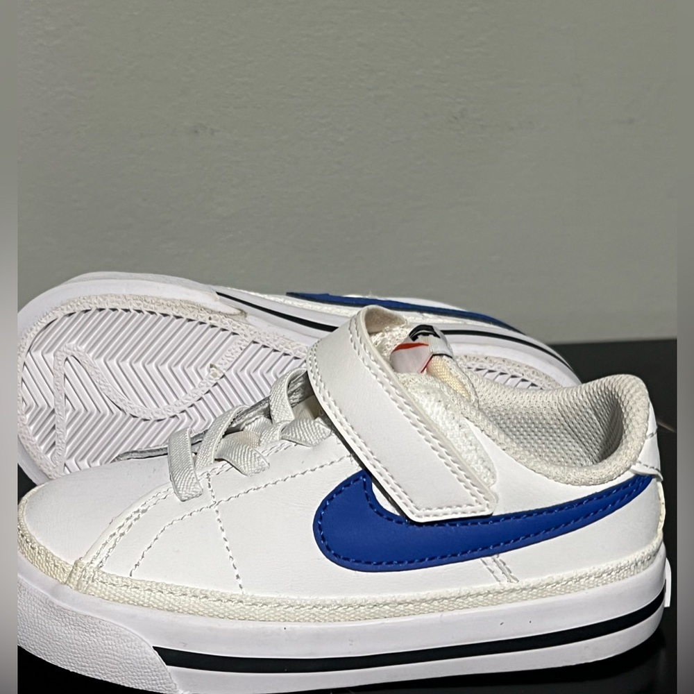 Nike toddler 8c Kids Sneakers in White and Blue never worn with out box